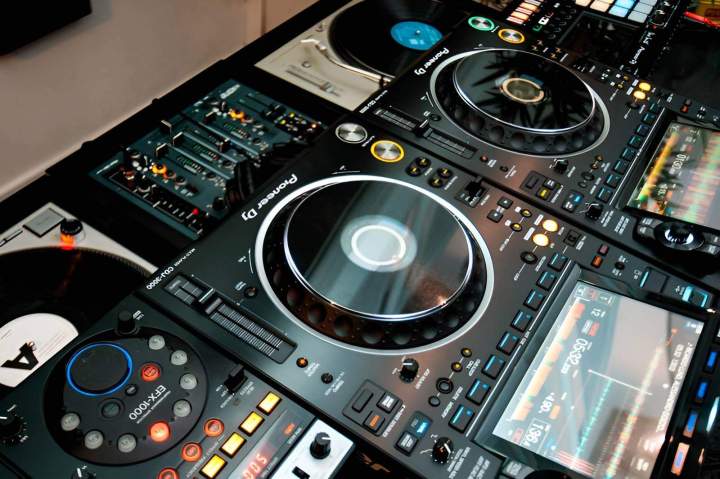 Practice your set on professional gear. Full sound system and decks provided for seamless, focused rehearsal