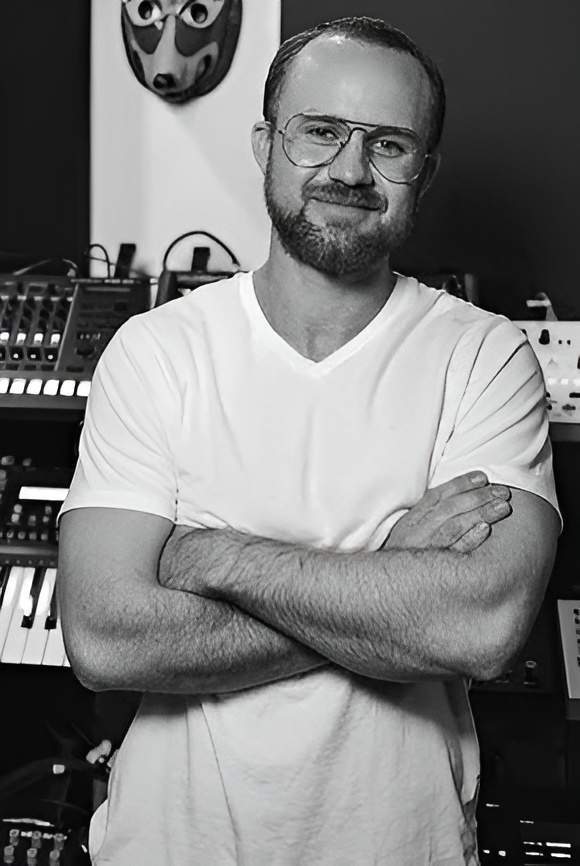 Ricardo es el ingeniero jefe y director de Rakoon Sound Studios. Propietario de Future Culture Records, es un productor increíblemente versátil en los géneros de la música electrónica y el pop.  También es un hábil ingeniero de grabación y mezcla, así como disc jockey profesional y artista en directo.